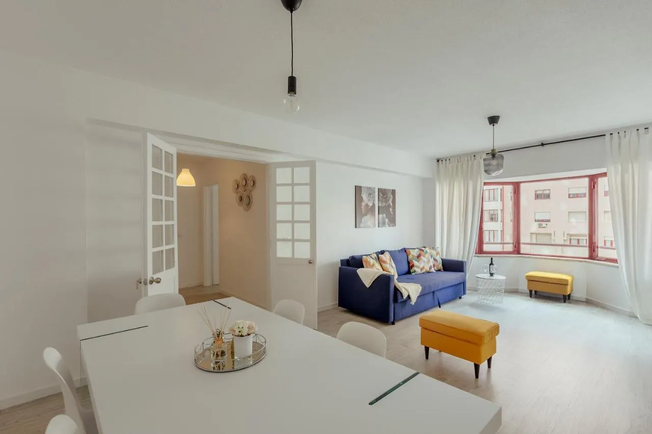 Apartment Elegant 3 Bedroom Apt - City Centre - Garage - Metro Lisbon