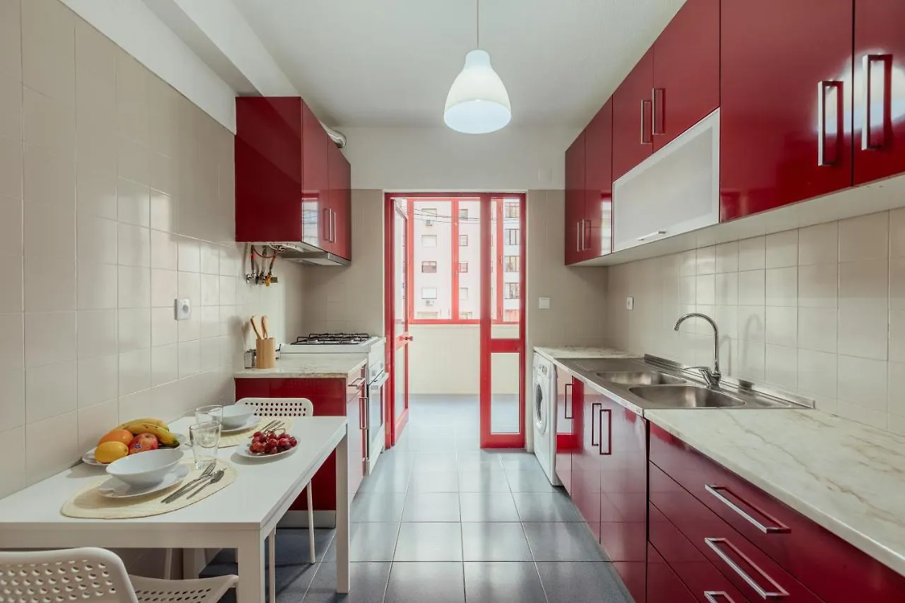Apartment Elegant 3 Bedroom Apt - City Centre - Garage - Metro Lisbon