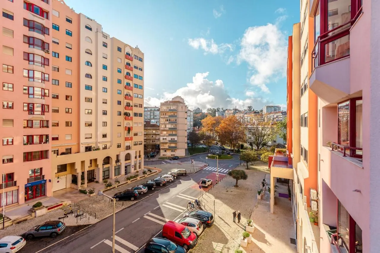 Apartment Elegant 3 Bedroom Apt - City Centre - Garage - Metro Lisbon